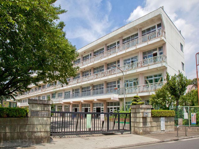 市立宮前小学校まで、約581m