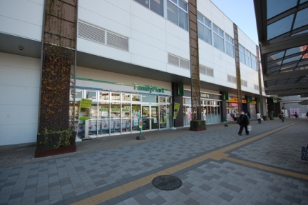 ファミリーマート狭山市駅東口店まで、約804m
