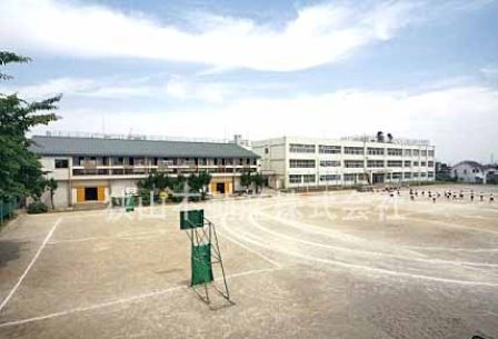 狭山市立入間川東小学校まで、約927m