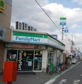 ファミリーマート入曽駅前店まで、約527m