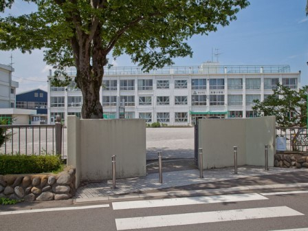 狭山市立奥富小学校まで、約977m