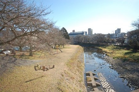 霞川まで、約106m