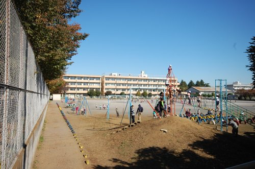 東町小学校まで、約647m