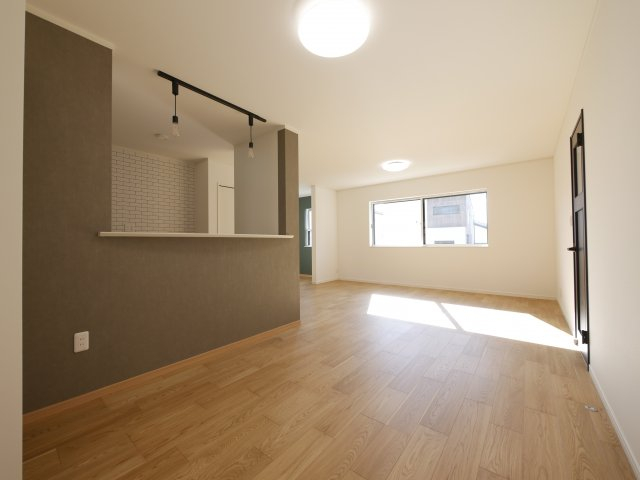 窓・屋根・壁・床などの「高断熱化」と、LED照明やエアコンなどの高効率機器による「省エネ化」により、熱効率を良くしながら消費エネルギーを押さえます。