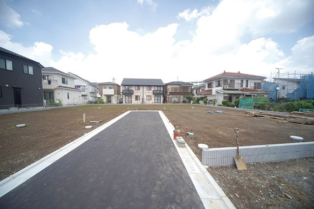 全区画40坪超と、ゆとりある敷地です。前面道路は、住民しか通行しないため、防犯対策にもなり、駐車が苦手な方でも落ち着いてとめられます。家の前で子供を安心して遊ばせられますね