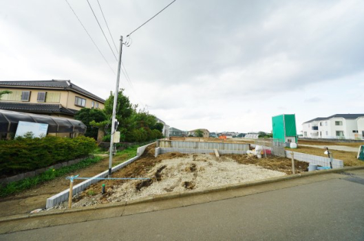 和田町駅徒歩14分の緑豊かな住環境!カースペース2台♪保土ケ谷区仏向町 新築戸建て1号棟