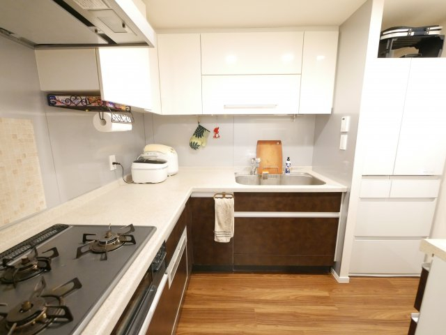 お料理に集中できる独立型キッチン。
