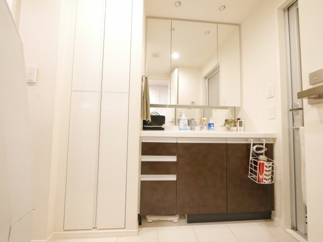 洗面室には便利なバスタオルや洗剤類を収納できる扉収納が備わっております。