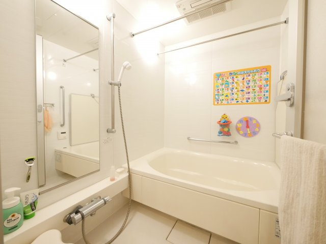白を基調とした明るい浴室です。
