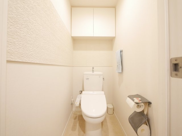 吊戸棚が付いているので収納にも便利なトイレです。 エコカラットも付いていて匂いもつきにくいトイレです。