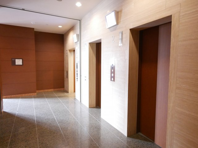 3基あるエレベーターで混み合う時間帯でも比較的早く乗っていただけます。