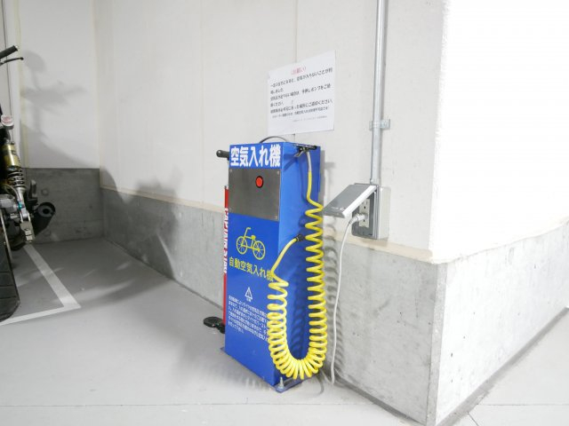駐輪場には電動空気入れが設置されております。