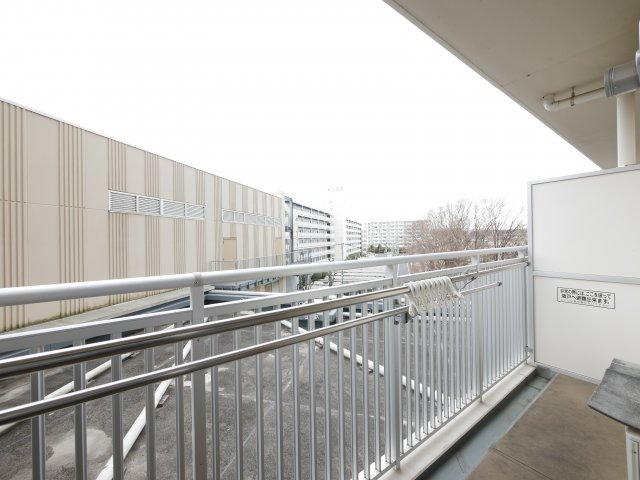 低層の建物が目隠しとなり、外からの視線が気になりません。 下層が住居ではないので騒音で迷惑を掛ける心配もありません。