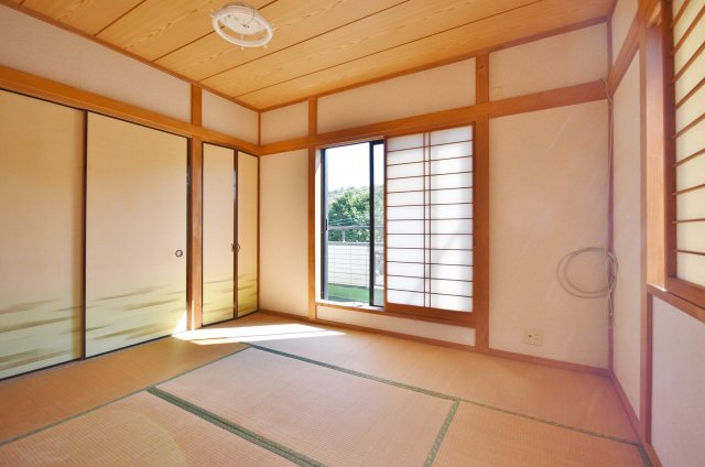 畳の上でゆっくりとくつろげる和室です