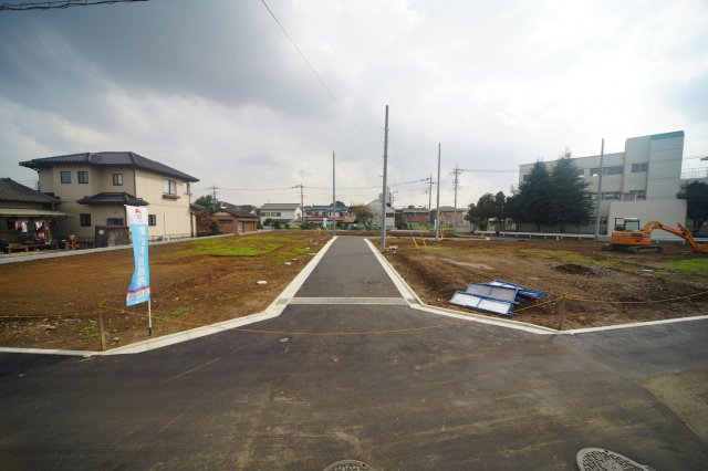 分譲地内の道路は開発道路のため、住人しか通行せずお子様を遊ばせることも出来そうです。世代の近いファミリーが多い開発分譲地では、同じ学校に通うお友達も出来そうですね。 現地(2019年10月)撮影