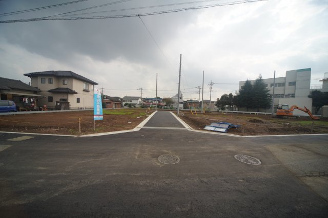 角地を含む全12区画。市立小学校・中学校は徒歩5分圏内ですので、低学年のお子様も無理なく通学でき、見送るご両親も安心です。行事に参加する際も近くて嬉しいですね。 現地(2019年10月)撮影