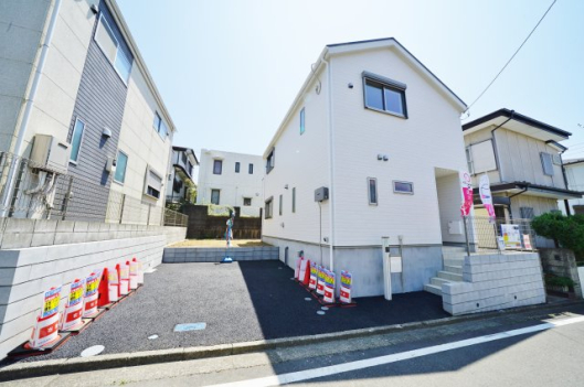 【横浜市保土ケ谷区法泉２丁目14-10新築戸建て】★仲介手数料無料★（初音ヶ丘小学校・橘中学校）