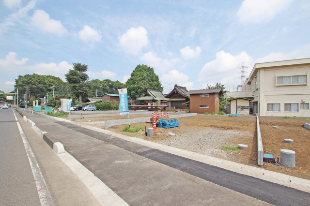 前面道路は歩道があり、小さいお子様とのお出かけも安心です。徒歩圏内に幼稚園・保育園が複数ございますので、徒歩通園もできますね。手をつないでお喋りしながら歩く時間は楽しいですね!