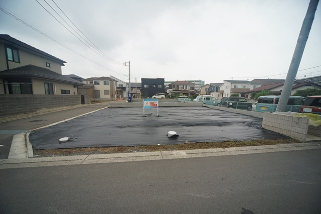 【前面道路含む現地土地】 7区画は南側と西側の2方角地に立地しており、プランの幅が広がります♪お車の駐車がしやすいおすすめの物件です♪ 現地(2021年8月)撮影