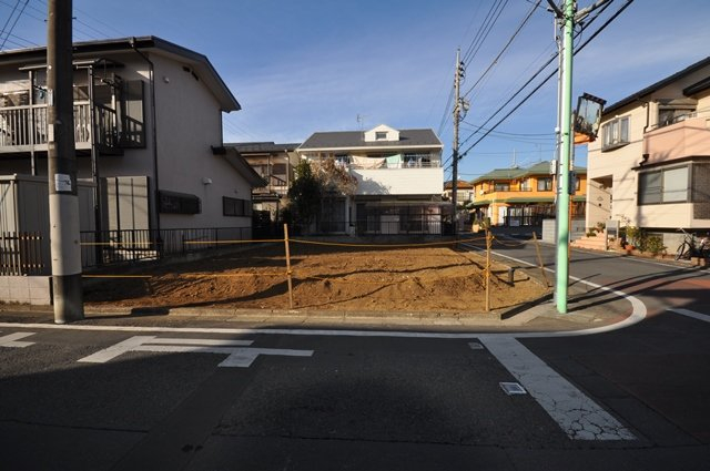 【前面道路含む現地土地】 西武新宿線「狭山市」駅よりバス6分、「西武狭山台ハイツ」徒歩6分の立地なので、通勤や通学にも便利なロケーションです♪ 現地(2020年12月)撮影