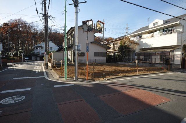 【前面道路含む現地土地】 前面道路は東側公道(幅員約6.0m)、南側公道(幅員約6.0m)の2方角地なので、お車の駐車も安心して行えそうです。 現地(2020年12月)撮影