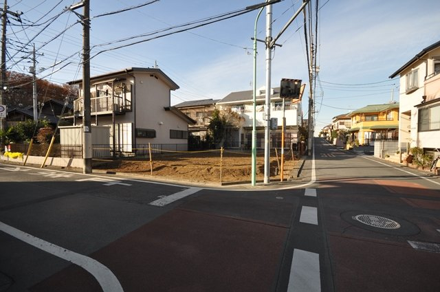 前面道路含む現地土地】 周囲には公園やショッピングセンターなどがあり、ご家族揃ってのお出掛けも楽しめそうです♪ 現地(2020年12月)撮影